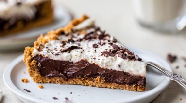 HOW TO MAKE CHOCOLATE CREAM PIE | with chocolate avocado pudding